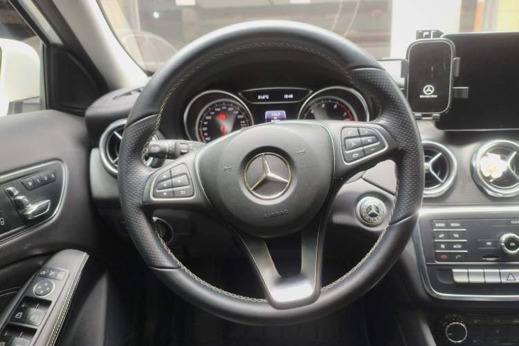 Used Mercedes-Benz GLA 2018 GLA 200 Fashion Model Steering Wheel