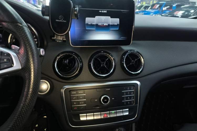 Used Mercedes-Benz GLA 2019 GLA 200 Dynamic Edition Audio And AC Panel