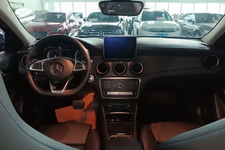 Used Mercedes-Benz GLA 2019 GLA 200 Dynamic Edition Center Console