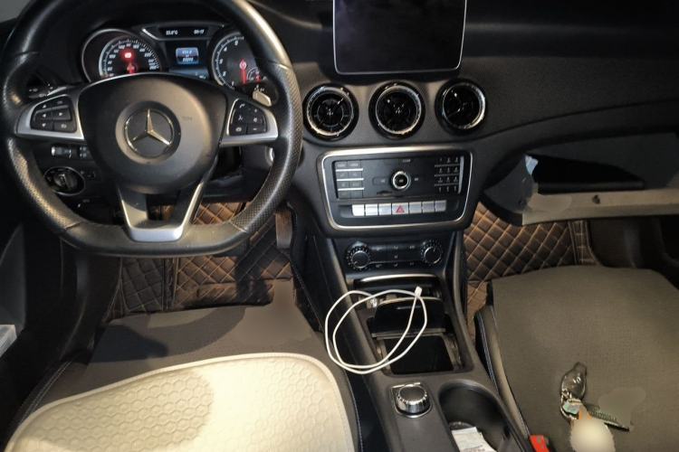 Used Mercedes-Benz GLA 2019 GLA 200 Dynamic Edition Center Console