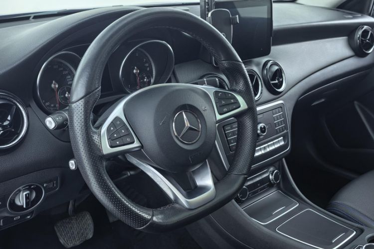 Used Mercedes-Benz GLA 2019 GLA 200 Dynamic Edition Interior 6