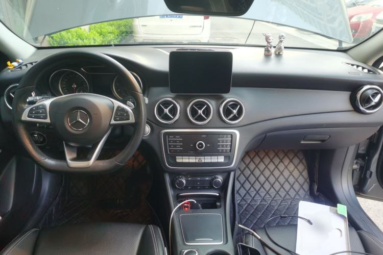 Used Mercedes-Benz GLA 2019 GLA 200 Dynamic Edition Center Console