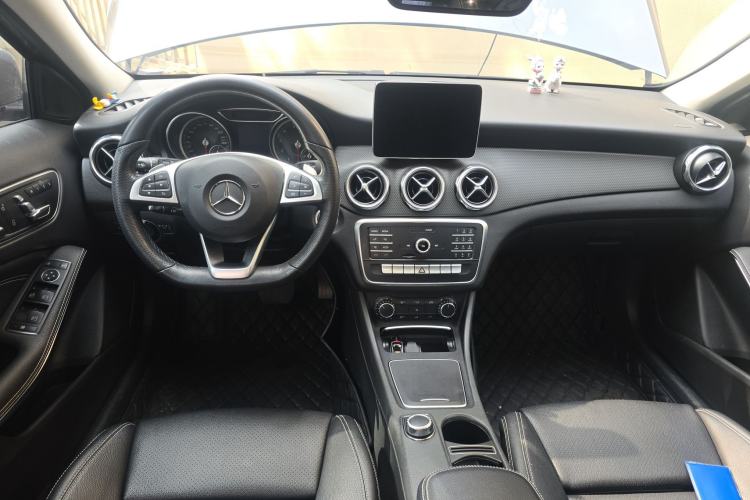 Used Mercedes-Benz GLA 2019 GLA 200 Dynamic Edition Center Console
