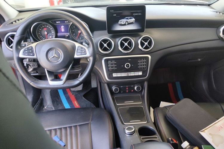 Used Mercedes-Benz GLA 2019 GLA 200 Dynamic Edition Center Console