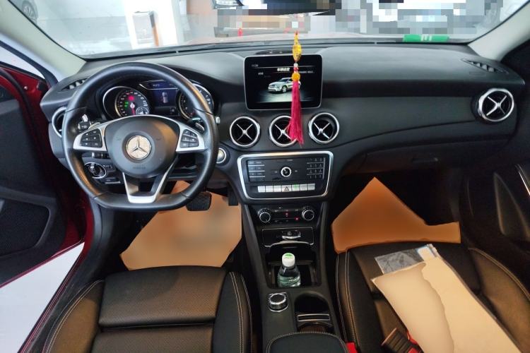 Used Mercedes-Benz GLA 2019 GLA 200 Dynamic Edition Center Console