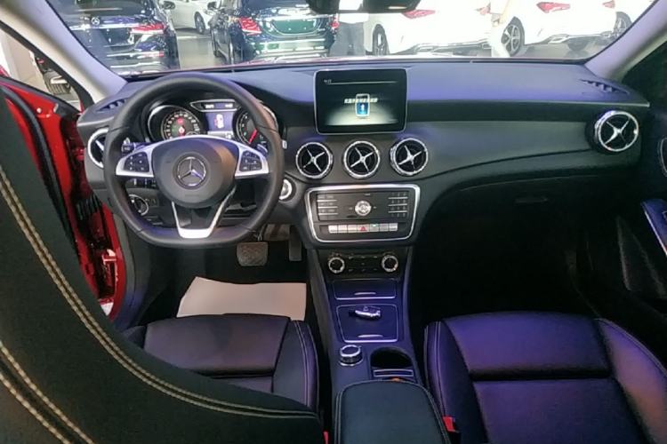 Used Mercedes-Benz GLA 2019 GLA 200 Dynamic Edition Center Console