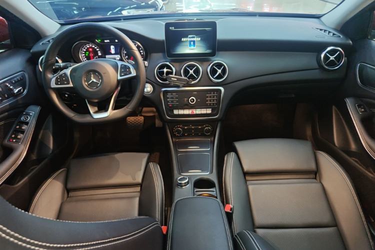 Used Mercedes-Benz GLA 2019 GLA 200 Dynamic Edition Center Console