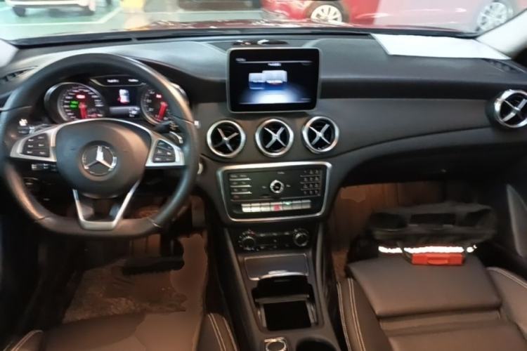 Used Mercedes-Benz GLA 2019 GLA 200 Dynamic Edition Center Console