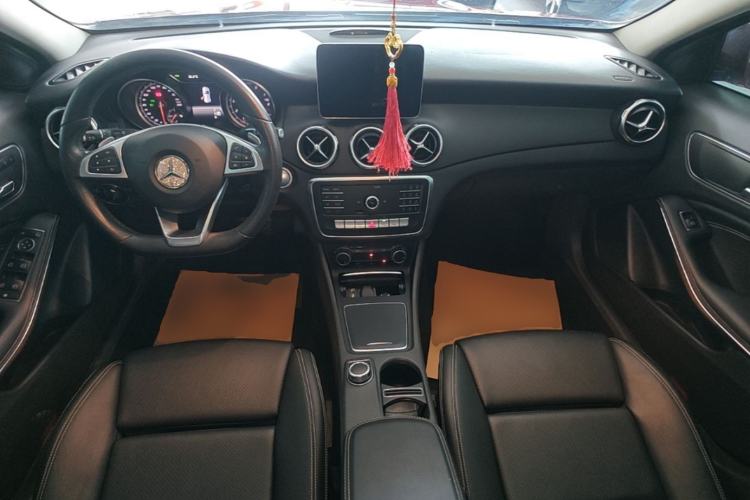 Used Mercedes-Benz GLA 2019 GLA 200 Dynamic Edition Center Console