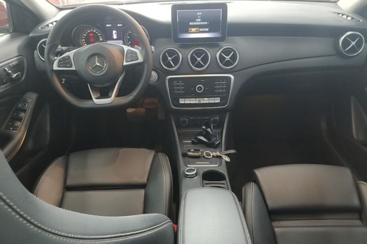 Used Mercedes-Benz GLA 2019 GLA 200 Dynamic Edition Center Console