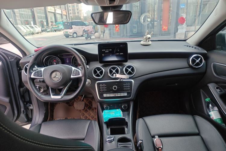 Used Mercedes-Benz GLA 2019 GLA 200 Dynamic Edition Center Console