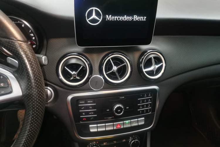 Used Mercedes-Benz GLA 2019 GLA 200 Dynamic Edition Audio And AC Panel