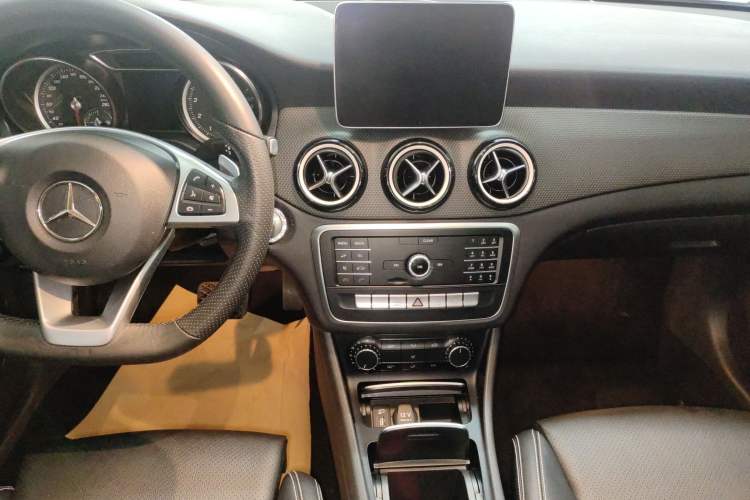 Used Mercedes-Benz GLA 2019 GLA 200 Dynamic Edition Audio And AC Panel