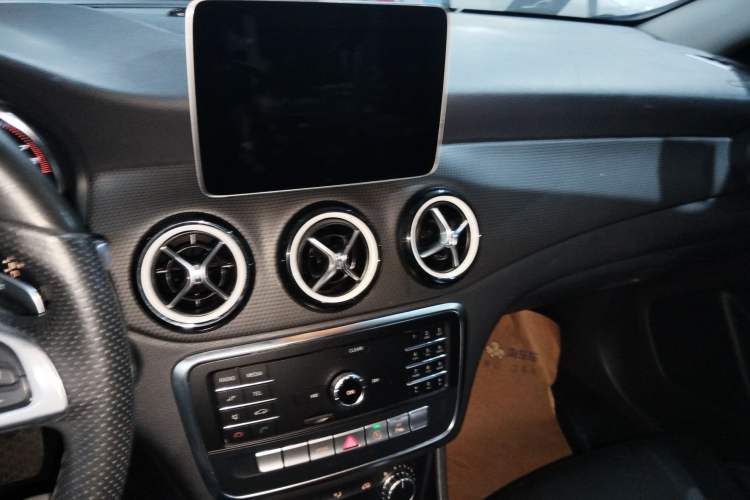Used Mercedes-Benz GLA 2019 GLA 200 Dynamic Edition Audio And AC Panel