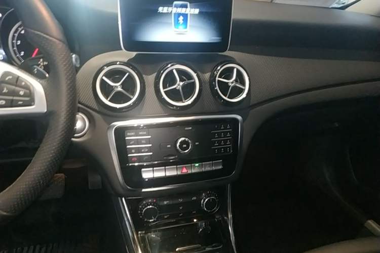 Used Mercedes-Benz GLA 2019 GLA 200 Dynamic Edition Audio And AC Panel