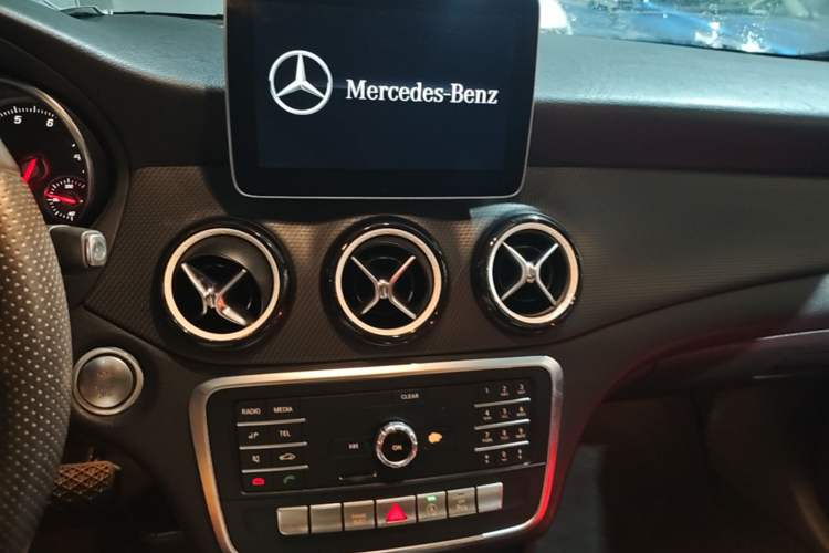 Used Mercedes-Benz GLA 2019 GLA 200 Dynamic Edition Audio And AC Panel