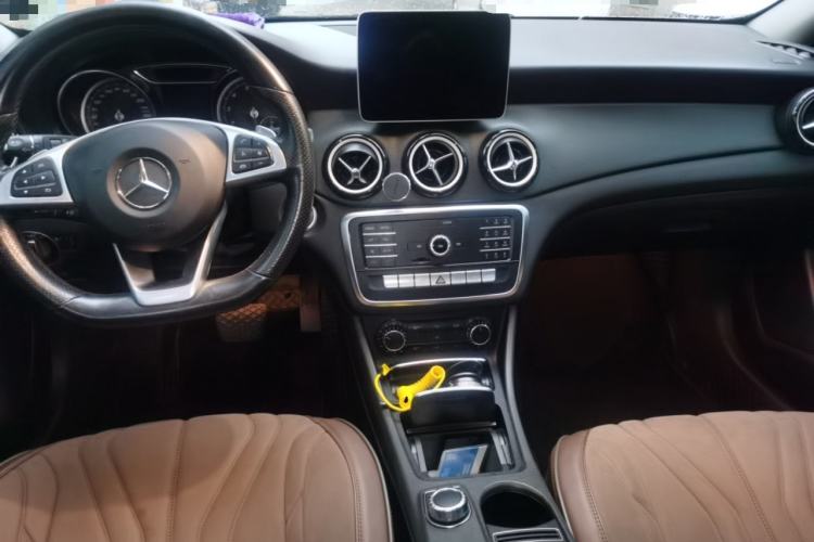 Used Mercedes-Benz GLA 2019 GLA 200 Dynamic Edition Center Console