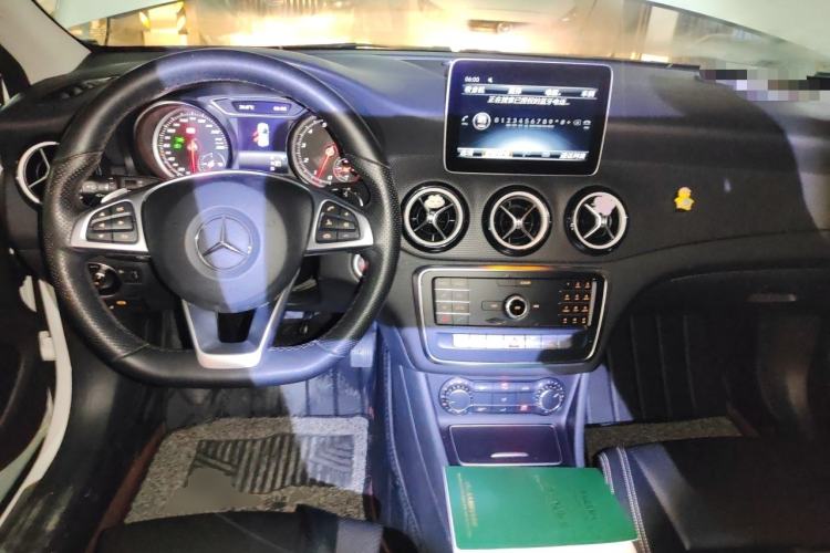 Used Mercedes-Benz GLA 2019 GLA 200 Dynamic Edition Center Console