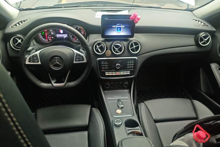 Used Mercedes-Benz GLA 2019 GLA 200 Dynamic Edition Center Console