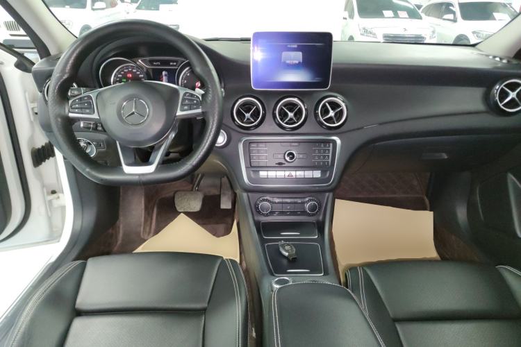 Used Mercedes-Benz GLA 2019 GLA 200 Dynamic Edition Center Console