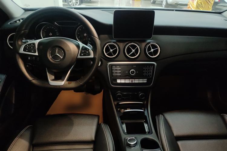 Used Mercedes-Benz GLA 2019 GLA 200 Dynamic Edition Center Console
