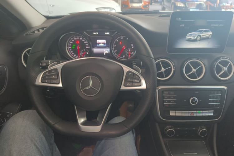 Used Mercedes-Benz GLA 2019 GLA 200 Dynamic Edition Center Console