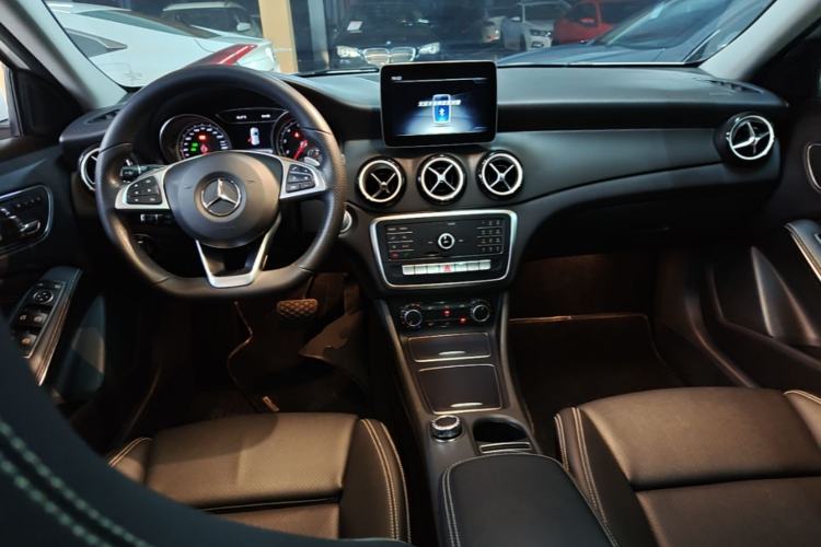 Used Mercedes-Benz GLA 2019 GLA 200 Dynamic Edition Center Console
