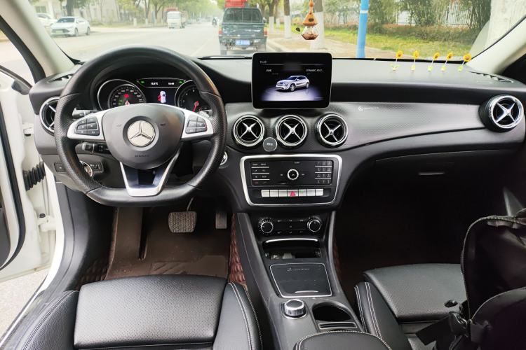 Used Mercedes-Benz GLA 2019 GLA 200 Dynamic Edition Center Console