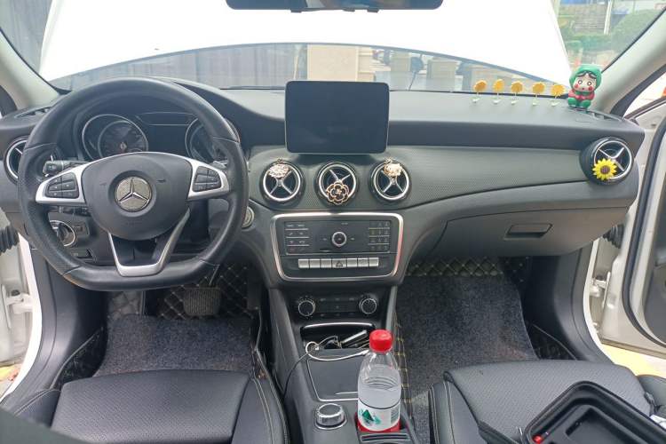 Used Mercedes-Benz GLA 2019 GLA 200 Dynamic Edition Center Console