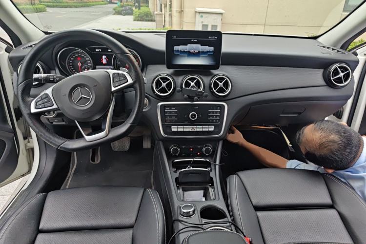 Used Mercedes-Benz GLA 2019 GLA 200 Dynamic Edition Center Console