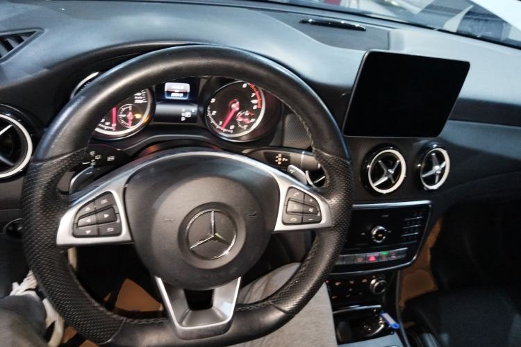 Used Mercedes-Benz GLA 2019 GLA 200 Dynamic Edition Center Console