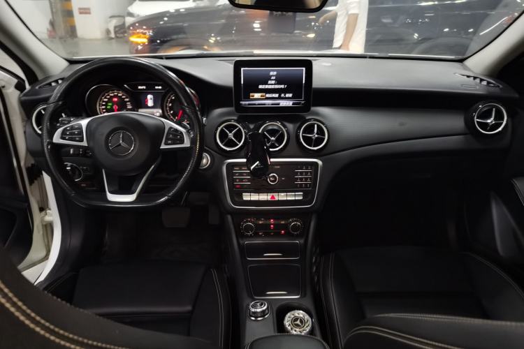 Used Mercedes-Benz GLA 2019 GLA 200 Dynamic Edition Center Console
