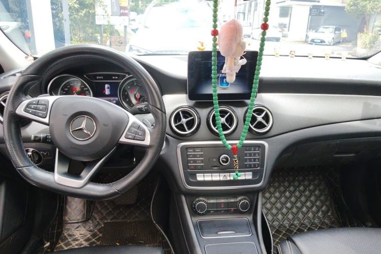 Used Mercedes-Benz GLA 2019 GLA 200 Dynamic Edition Center Console