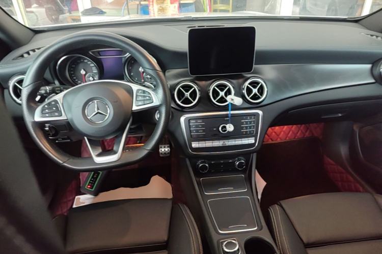 Used Mercedes-Benz GLA 2019 GLA 260 4MATIC Sport Edition Center Console