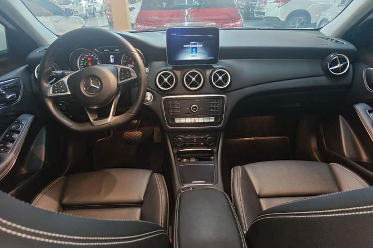 Used Mercedes-Benz GLA 2019 GLA 200 Dynamic Edition Center Console