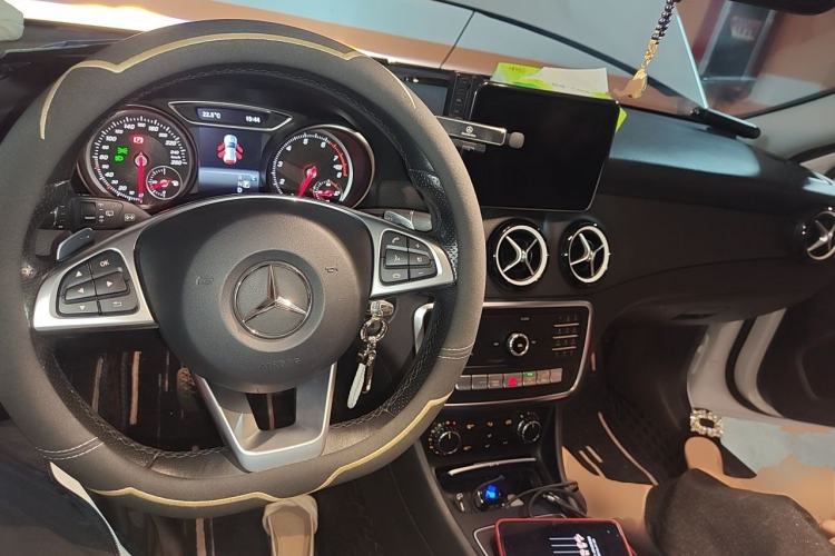Used Mercedes-Benz GLA 2019 GLA 200 Dynamic Edition Center Console