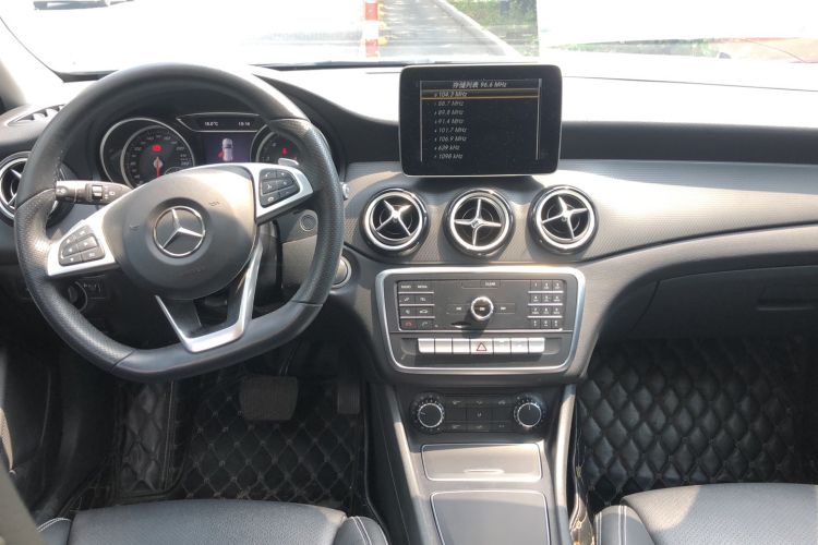 Used Mercedes-Benz GLA 2019 GLA 200 Dynamic Edition Center Console