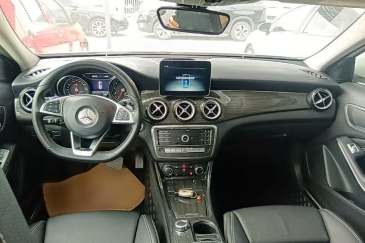 Used Mercedes-Benz GLA 2019 GLA 200 Dynamic Edition Center Console