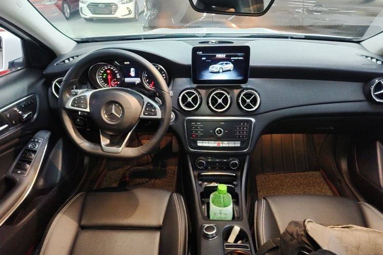 Used Mercedes-Benz GLA 2019 GLA 200 Dynamic Edition Center Console