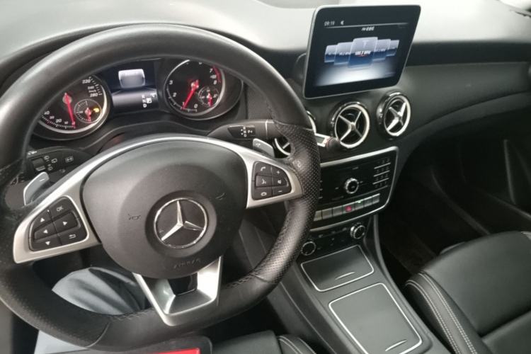 Used Mercedes-Benz GLA 2019 GLA 200 Dynamic Edition Center Console