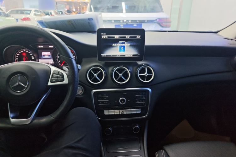 Used Mercedes-Benz GLA 2019 GLA 200 Dynamic Edition Center Console