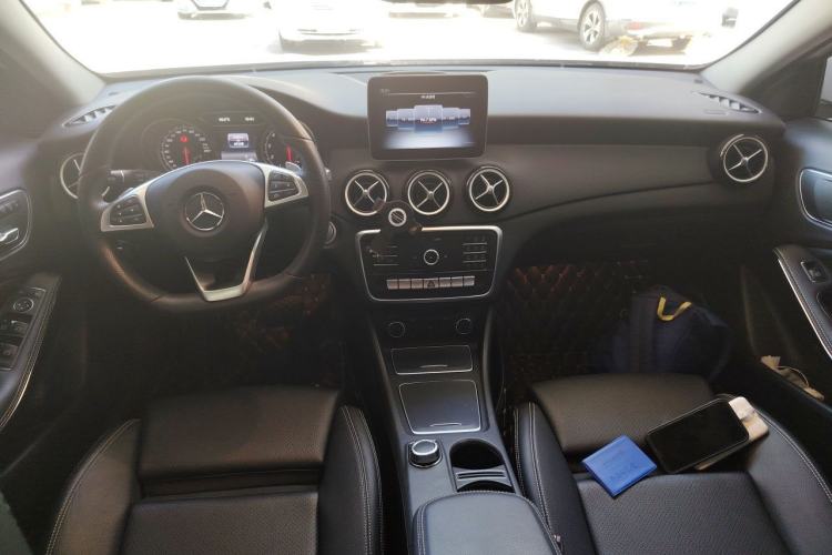 Used Mercedes-Benz GLA 2019 GLA 200 Dynamic Edition Center Console
