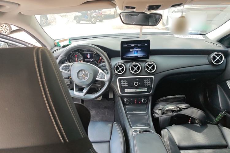Used Mercedes-Benz GLA 2019 GLA 200 Dynamic Edition Center Console