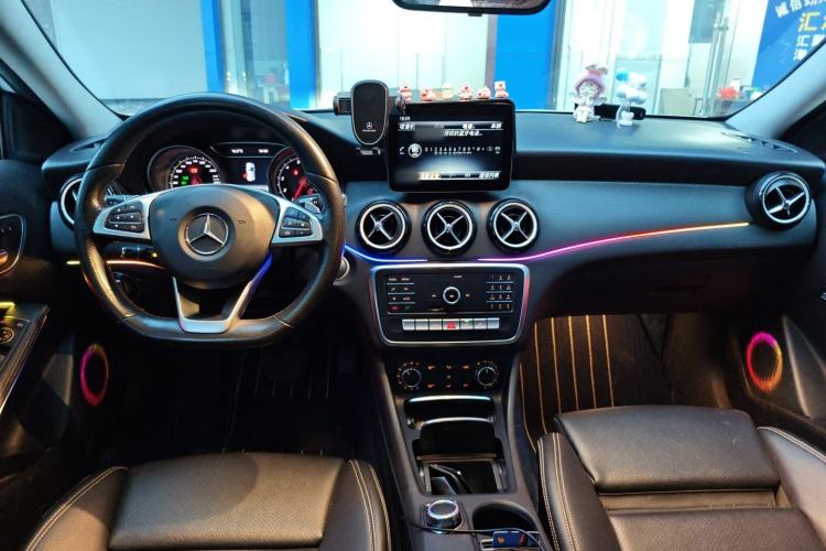 Used Mercedes-Benz GLA 2019 GLA 200 Dynamic Edition Center Console