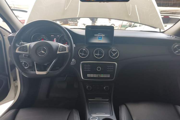 Used Mercedes-Benz GLA 2019 GLA 200 Dynamic Edition Center Console