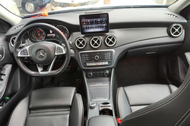 Used Mercedes-Benz GLA 2019 GLA 200 Dynamic Edition Center Console