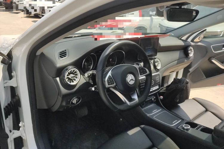 Used Mercedes-Benz GLA 2019 GLA 200 Fashion Model Center Console