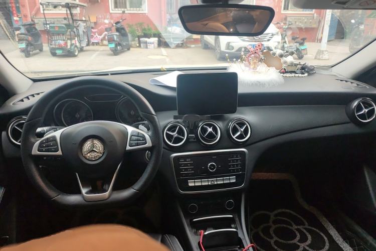 Used Mercedes-Benz GLA 2019 GLA 200 Dynamic Edition Center Console