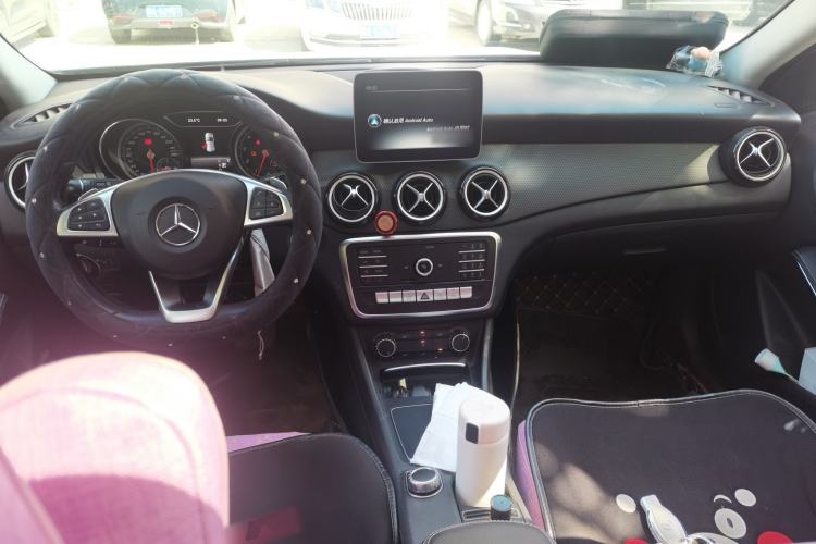 Used Mercedes-Benz GLA 2019 GLA 200 Dynamic Edition Center Console