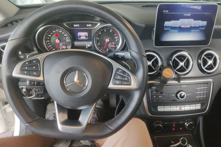 Used Mercedes-Benz GLA 2019 GLA 200 Dynamic Edition Center Console